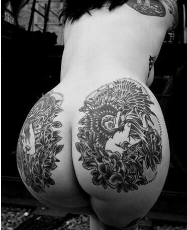 性感女生屁股唯美黑白花藤纹身图片