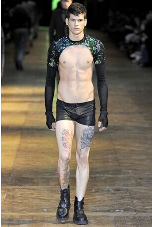 欧美男模腿部时尚黑白纹身