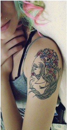 推荐一幅大臂黑白美女肖像纹身图片作