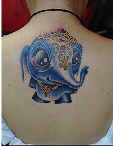 女生后背唯美可爱小象纹身图片