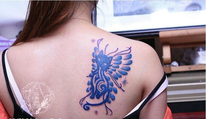 漂亮MM后背唯美好看的猫图腾纹身图片