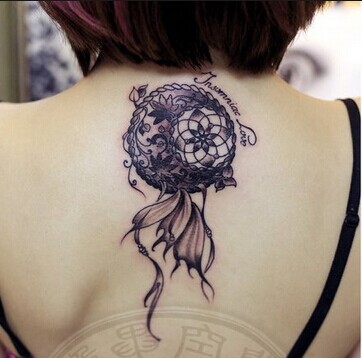 漂亮女生后背时尚潮流捕梦网纹身图片