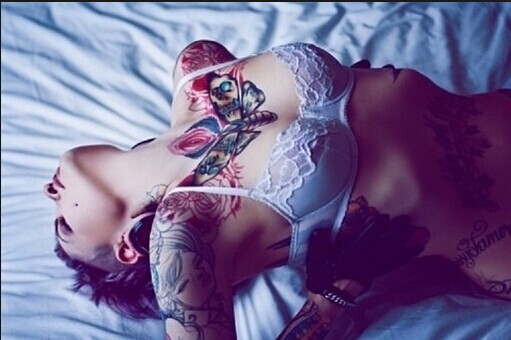 性感女生上半身个性彩色图腾纹身