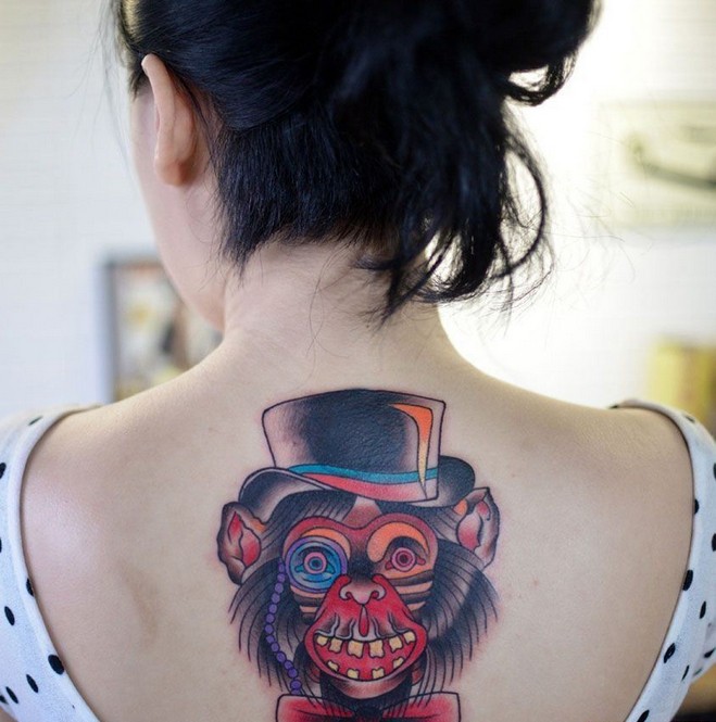 女人背部卡通彩色猴子纹身图案图片