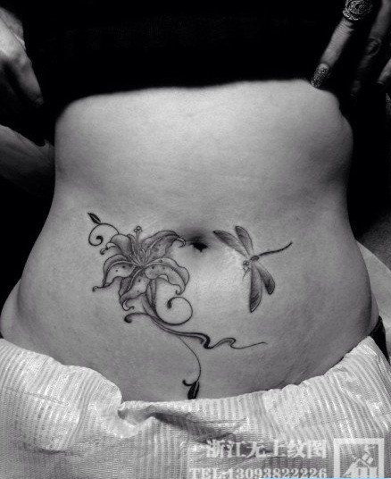 女性腹部时尚的黑白百合花与蜻蜓纹身