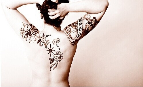 漂亮妹妹后背妖艳的花藤图纹身图片