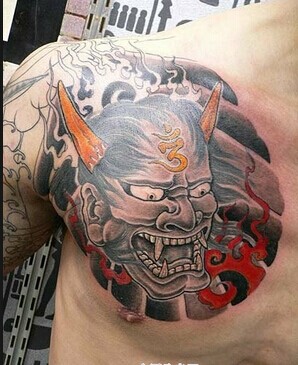 男生肩部另类霸气宗教纹身图片