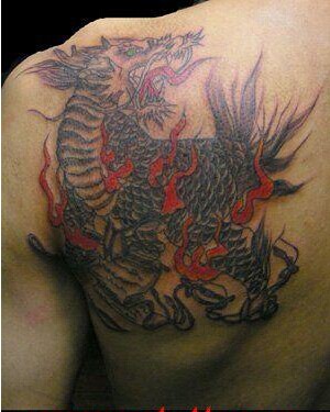 男生后背潮流时尚神兽火麒麟纹身图片