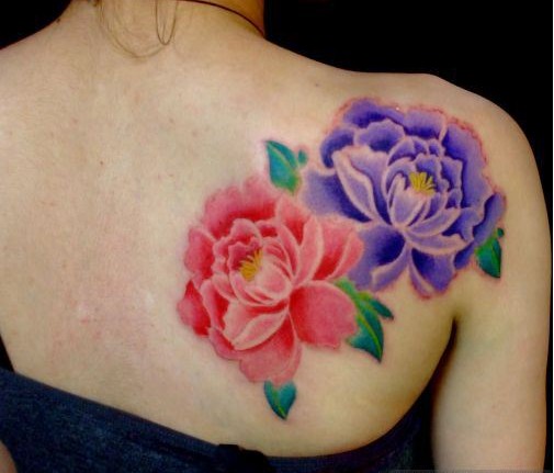 女士右肩牡丹花纹身图案图片