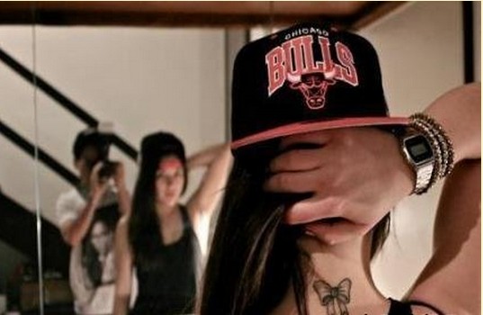 女性脖子蝴蝶结纹身图案图片