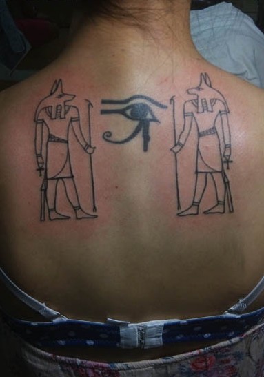 颈部守护者与翅膀十字架图腾纹身图案图片