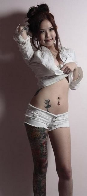 摆着撩人姿势来展示纹身的美女图片