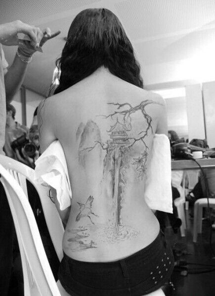 女生背部黑白中国风风景纹身图片