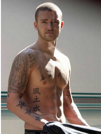 欧美男生腰部中国文字风土水文字纹身图片