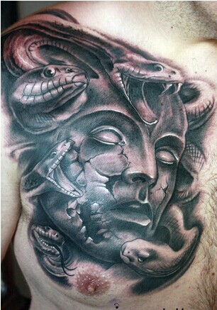 男人前胸超酷个性的毒蛇肖像纹身