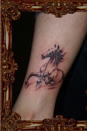 男生脚部唯美黑白骏马纹身图