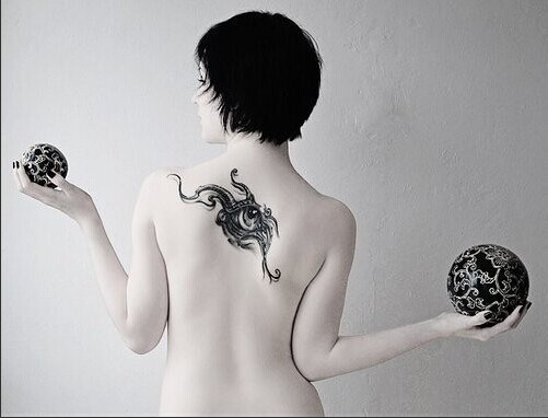 妩媚性感美女后背漂亮眼睛纹身图片图片