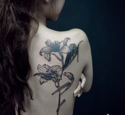 美女后背唯美潮流的黑白百合花纹身图