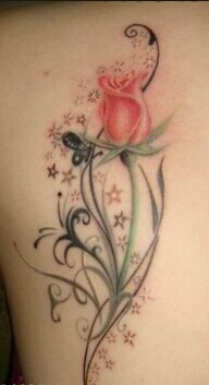 女生后背唯美时尚的三维玫瑰花纹身图片