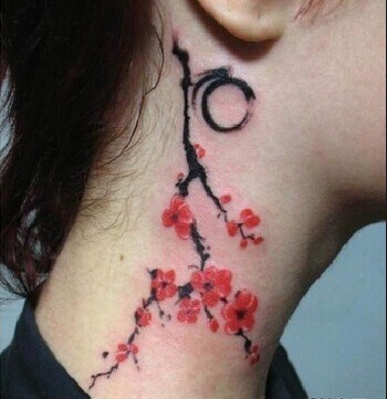 女生脖子处性感唯美的梅花纹身图片