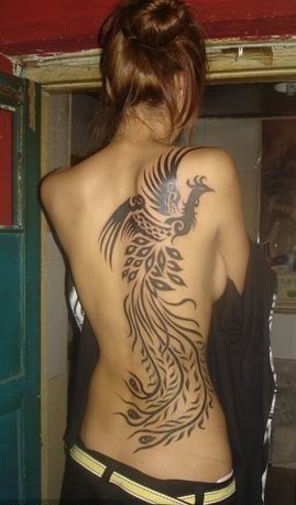 女性后背黑色凤凰刺青图片