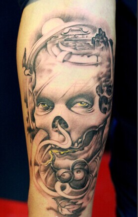 男生手臂潮流好看黑白骷髅纹身