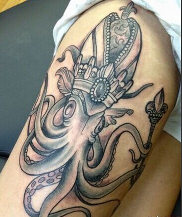 手臂头戴皇冠手持权杖的大章鱼黑白纹