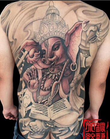 男生背部经典的黑白象神纹身图案