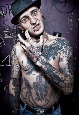 国外凶悍男生上半身霸气个性黑龙怪兽