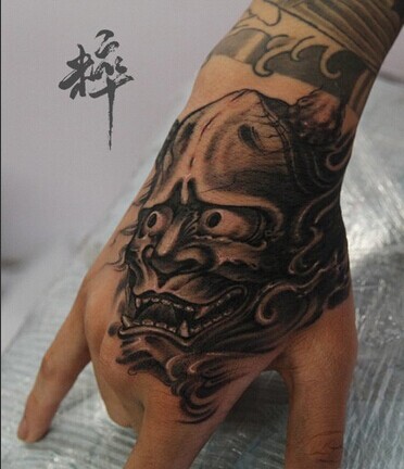 男生手背经典的黑白的般若纹身图案