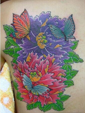 美女背部蝴蝶牡丹纹身图案图片