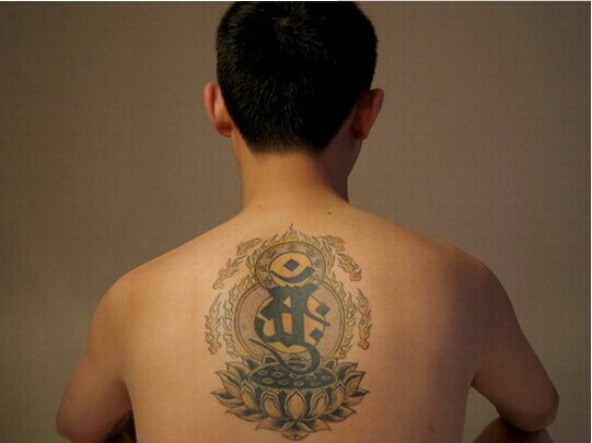 男生后背一款宗教信仰的图案纹身图片