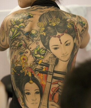 后背漂亮古典美女琵琶演奏纹身图图片