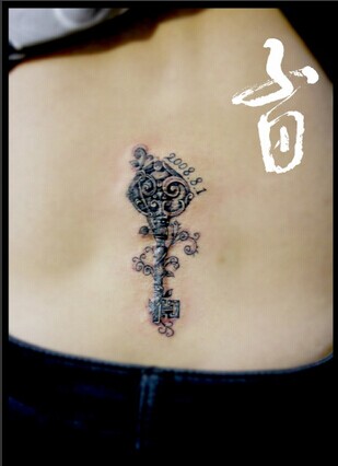 女生后背潮流时尚的黑白钥匙纹身图案