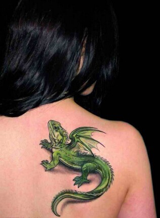 美女背部3D彩色蜥蜴纹身图案图片