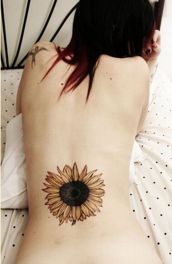 一款女性背部向日葵纹身图案图片