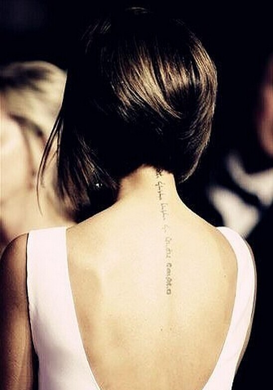 推荐一款女性背部字母纹身图案图片