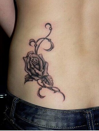 腰部时尚唯美黑白牡丹纹身