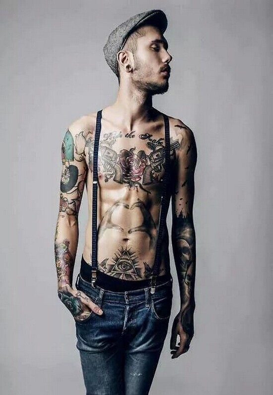 男人上半身个性纹身图案