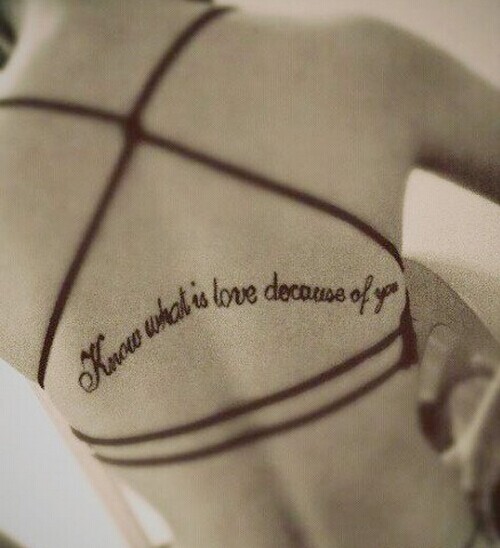 背部英文字母纹身图片