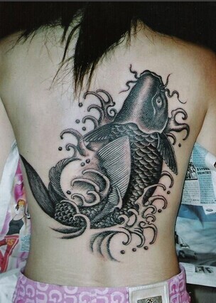 性感女生背部唯美黑白鲤鱼戏水图纹身