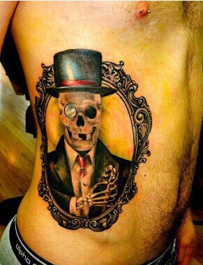 男生腰部个性诡异绅士骷髅头纹身图