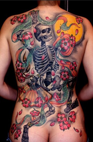 女生后背超个性彩色尸骨樱花纹身缩略频道推荐图