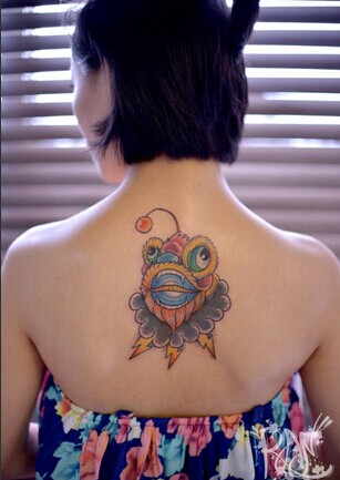 女生后背精美的舞狮子头纹身图图片