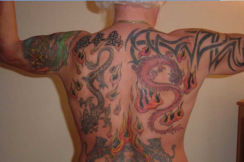 黑色图腾火龙猛虎和火焰中的弥勒佛纹图片