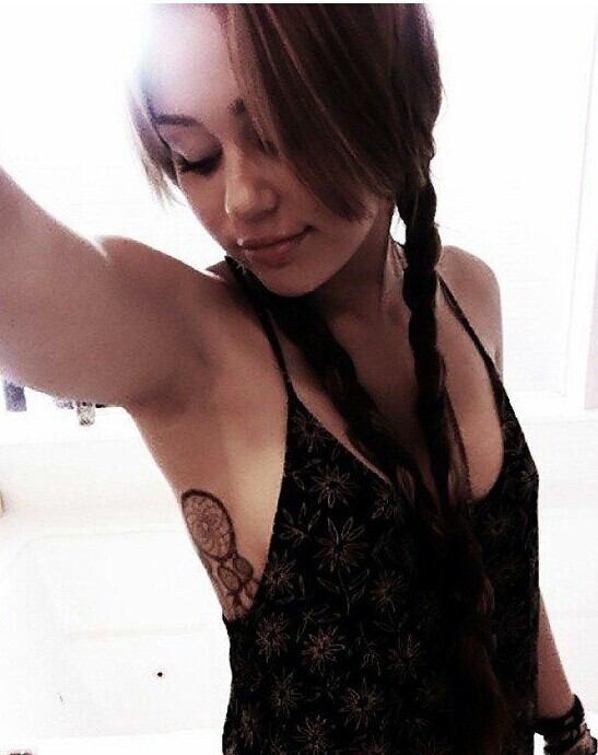 一款女性侧腰捕梦网纹身图案图片