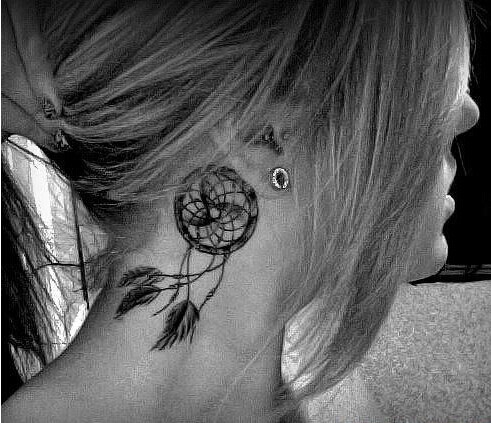 一款女性脖子捕梦网纹身图案图片