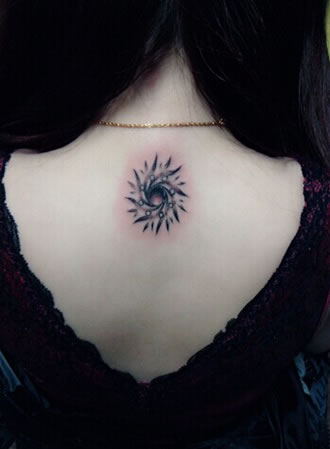 女孩颈部像风扇纹身图案，很清新图片