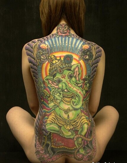 女生后背大幅象神宗教纹身图图片