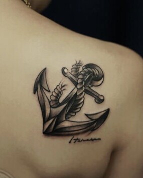 男生肩部唯美漂亮的黑白船锚纹身图